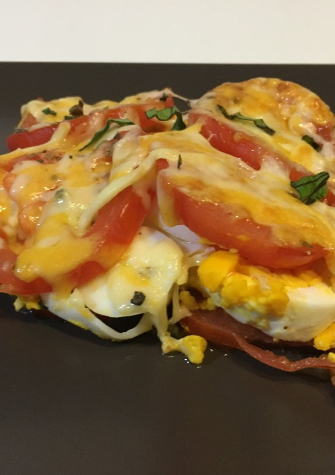 Una foto de Huevos (duros) con tomate (pera) gratinados. ¡Pedazo cena!