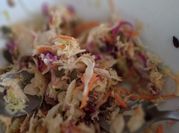 Una foto de repollo morado con mayonesa