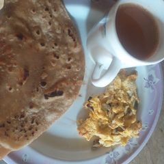 A picture of Anda paratha with masala tea.