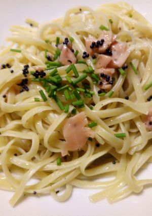 A picture of Linguine with smoked salmon and lumpfish roe.