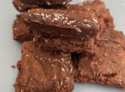 Una foto de brownies de batata