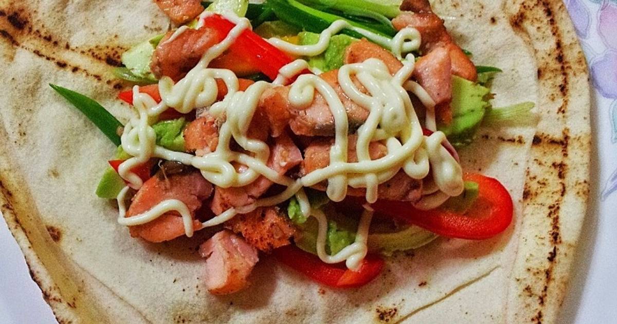 Taquitos de salmón con aguacate y mango Receta de Jesús Ruiz Cookpad