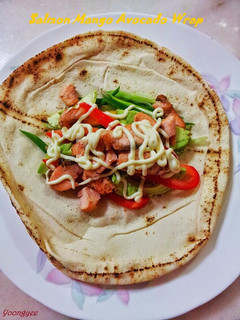 Una foto de Taquitos de salmón con aguacate y mango