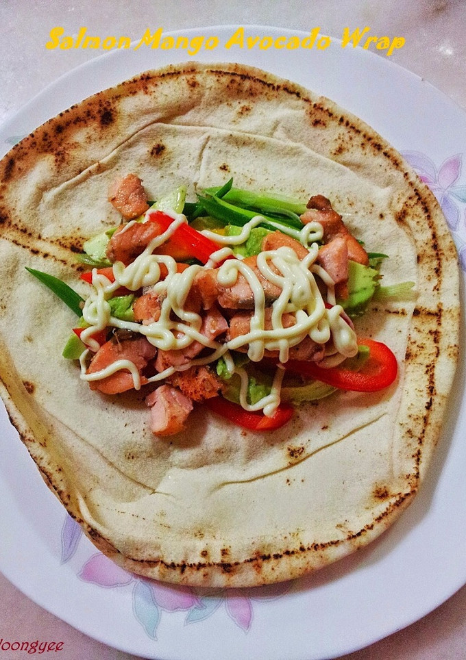 Una foto de Taquitos de salmón con aguacate y mango