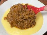 Carne de vaca desfiada estufada com puré