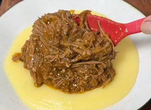 Foto de Carne de vaca desfiada estufada com puré
