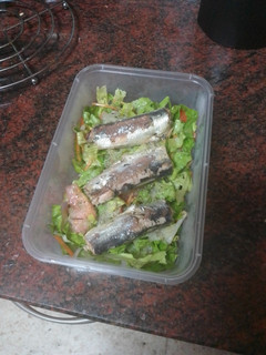 Una foto de Tupper de ensalada con sardinas y vinagreta