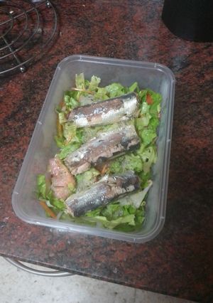 Una foto de Tupper de ensalada con sardinas y vinagreta
