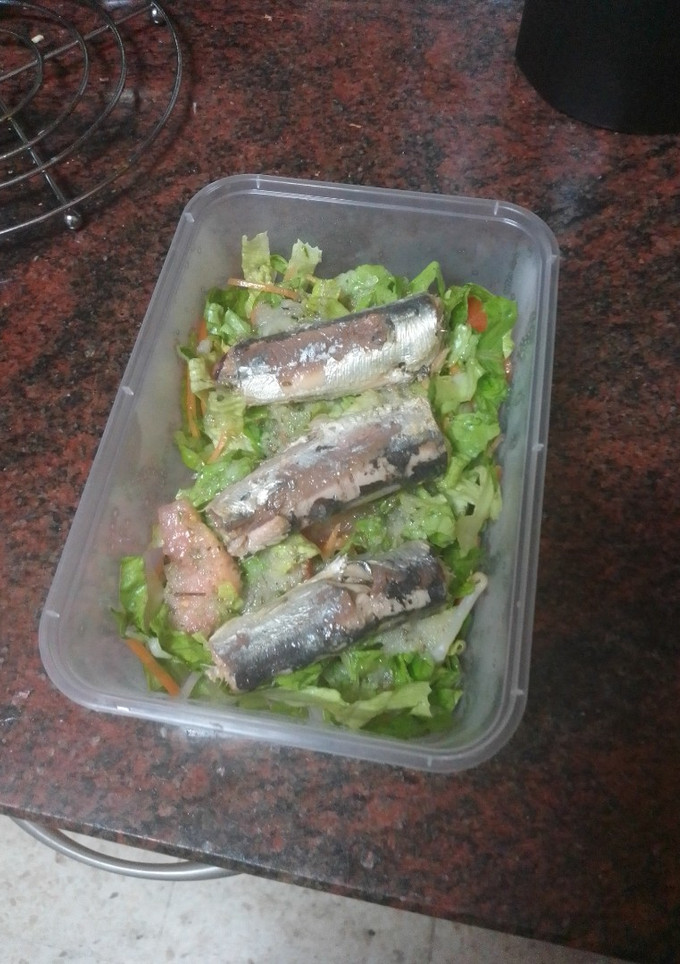 Una foto de Tupper de ensalada con sardinas y vinagreta