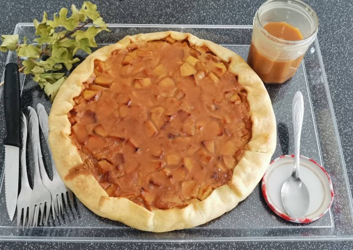 Tarte aux pommes caramélisé à la crème, coulis de caramel maison