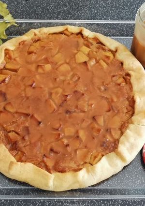 Une photo de Tarte aux pommes caramélisé à la crème, coulis de caramel maison