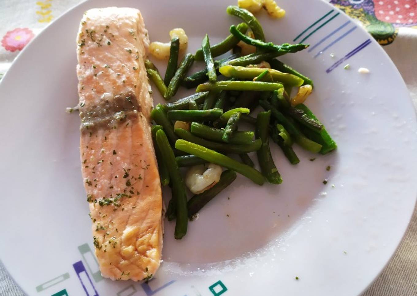 Salmón en lékué con revuelto de espárragos y gambas