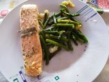 Salmón en lékué con revuelto de espárragos y gambas