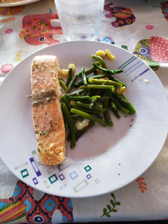 Una foto de Salmón en lékué con revuelto de espárragos y gambas