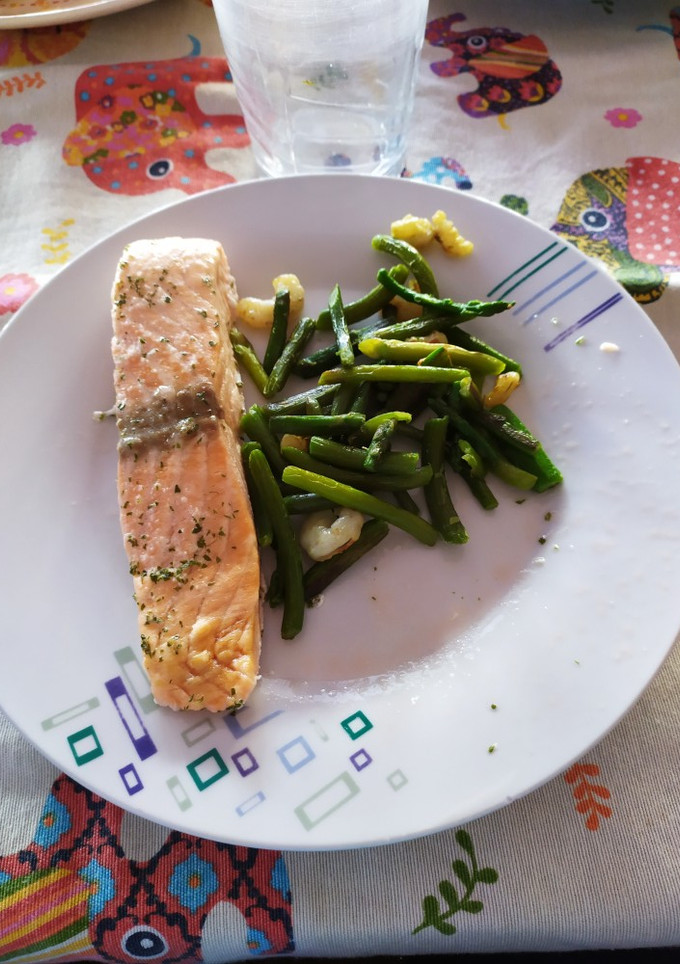 Una foto de Salmón en lékué con revuelto de espárragos y gambas