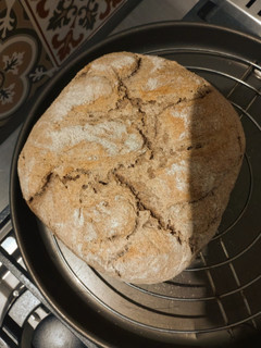 Una foto de Pan 100% integral de masa madre 🌾🥖 sin amasar, súper fácil!!!