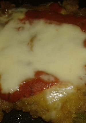 Una foto de Milanesas napolitanas caseras con papas fritas