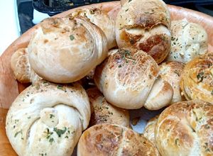 Una foto de "garlic knots" nuditos de ajo