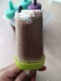 Mini paletas de leche de soya y fresa