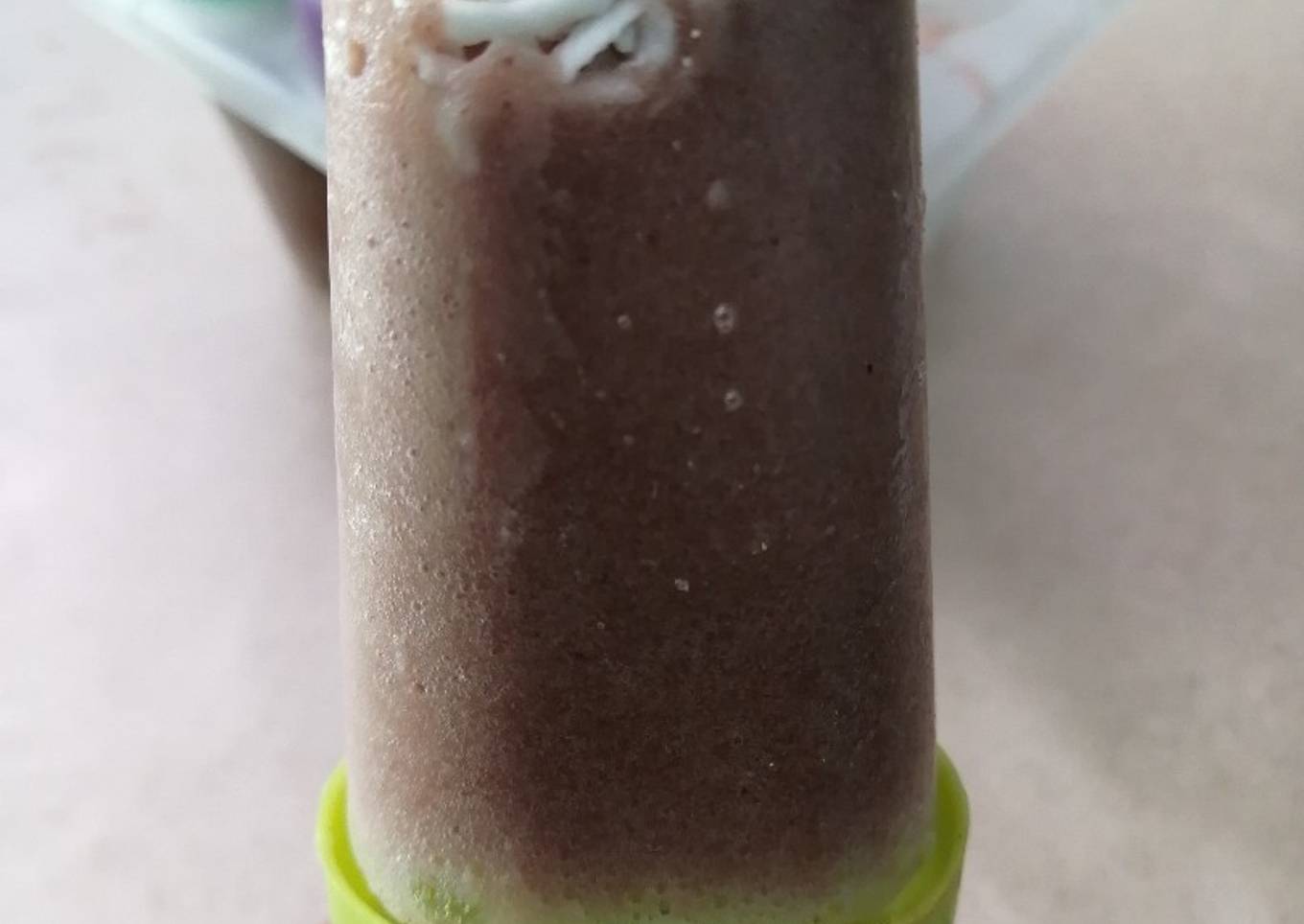 Mini paletas de leche de soya y fresa