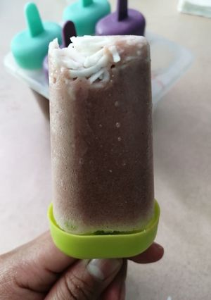 Una foto de Mini paletas de leche de soya y fresa
