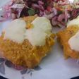 Hamburguesas de calabaza y zanahoria con ensalada colorida