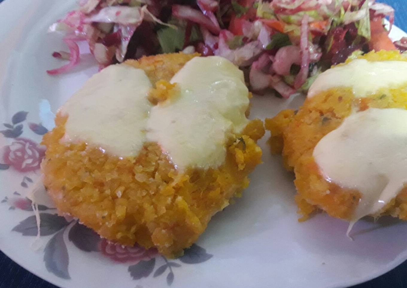 Hamburguesas de calabaza y zanahoria con ensalada colorida