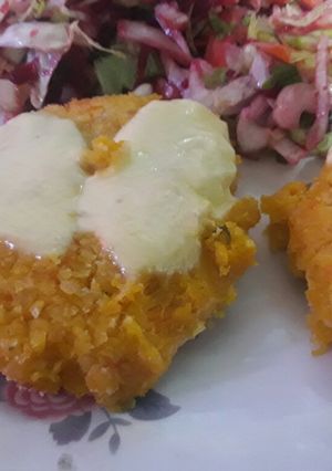 Una foto de Hamburguesas de calabaza y zanahoria con ensalada colorida