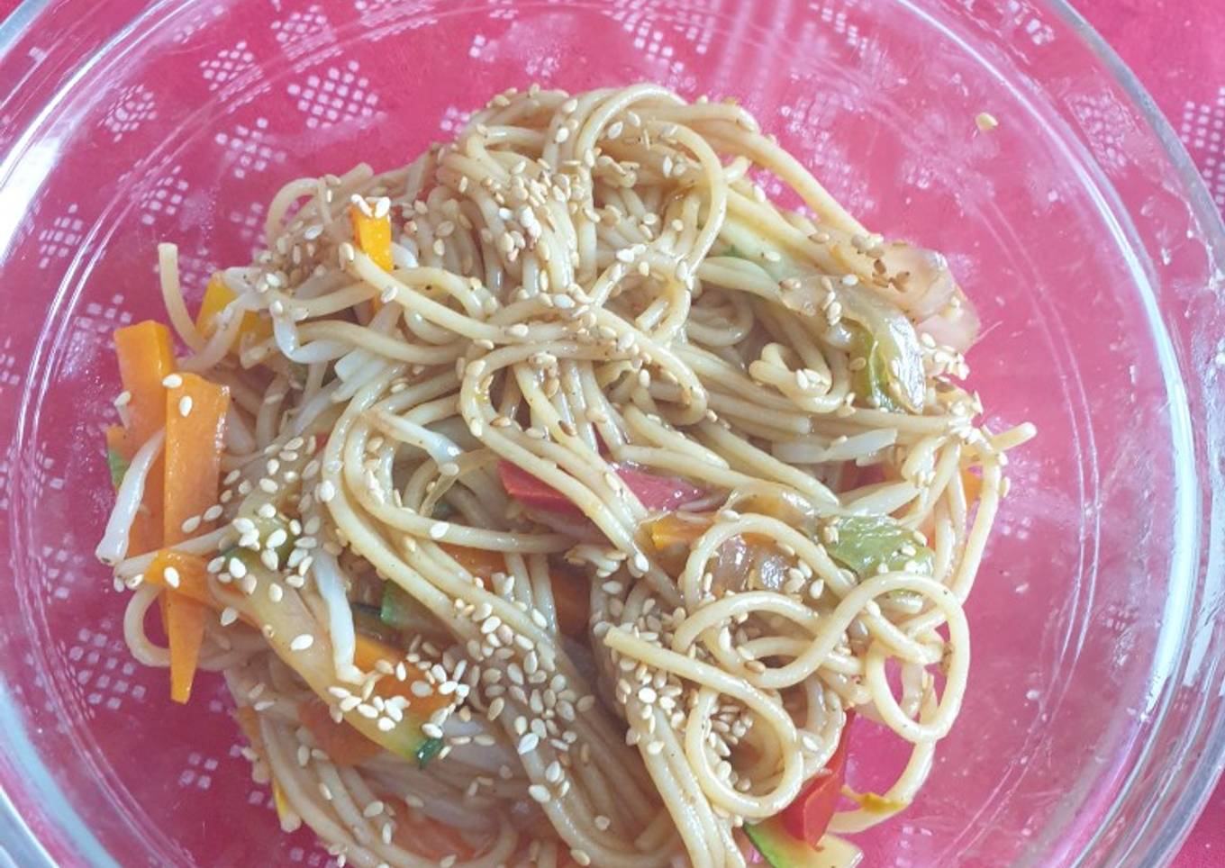 Fideos veganos con salsa teriyaki