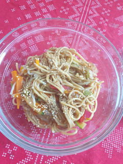 Una foto de Fideos veganos con salsa teriyaki