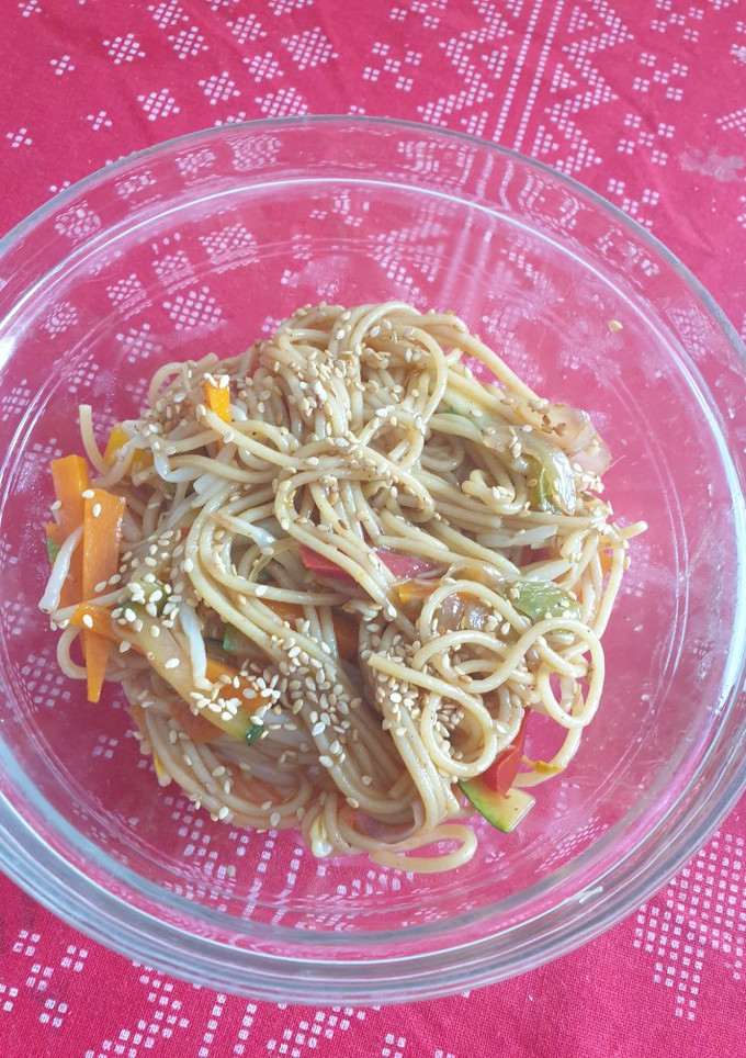Una foto de Fideos veganos con salsa teriyaki