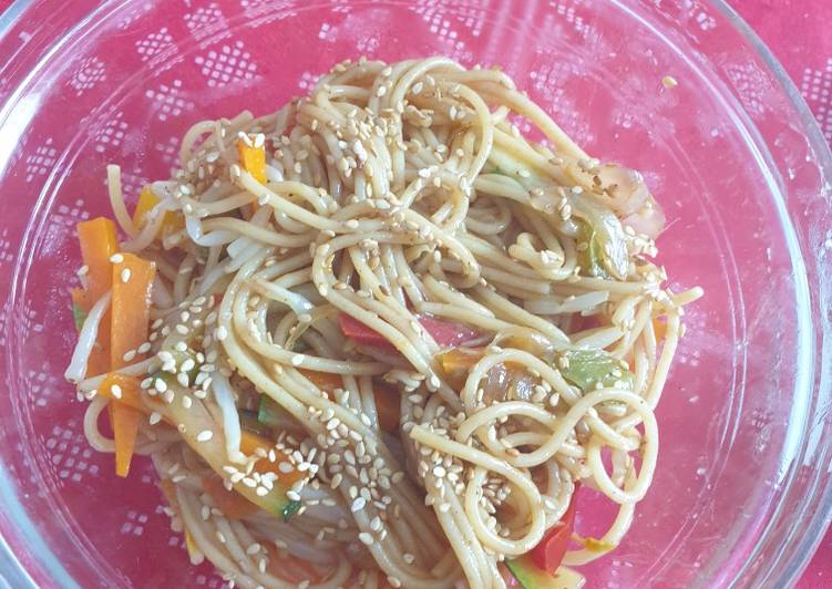 Fideos veganos con salsa teriyaki