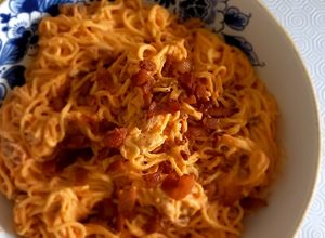 Una foto de Pasta con crema de tomate y guanciale