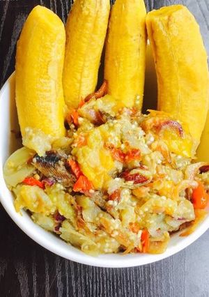 A picture of Mashed Garden egg sauce and Plantain.