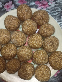 तिल के लड्डू(Til ke laddu recipe in Hindi) रेसिपी मुख्य फोटो