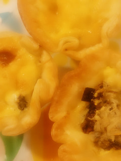 Una foto de Mini tartitas de puerro y lomito ahumado