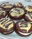 Galletas mágicas de chocolate con relleno de vainilla y glaseado de naranjas