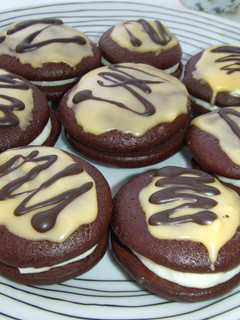 Una foto de Galletas mágicas de chocolate con relleno de vainilla y glaseado de naranjas