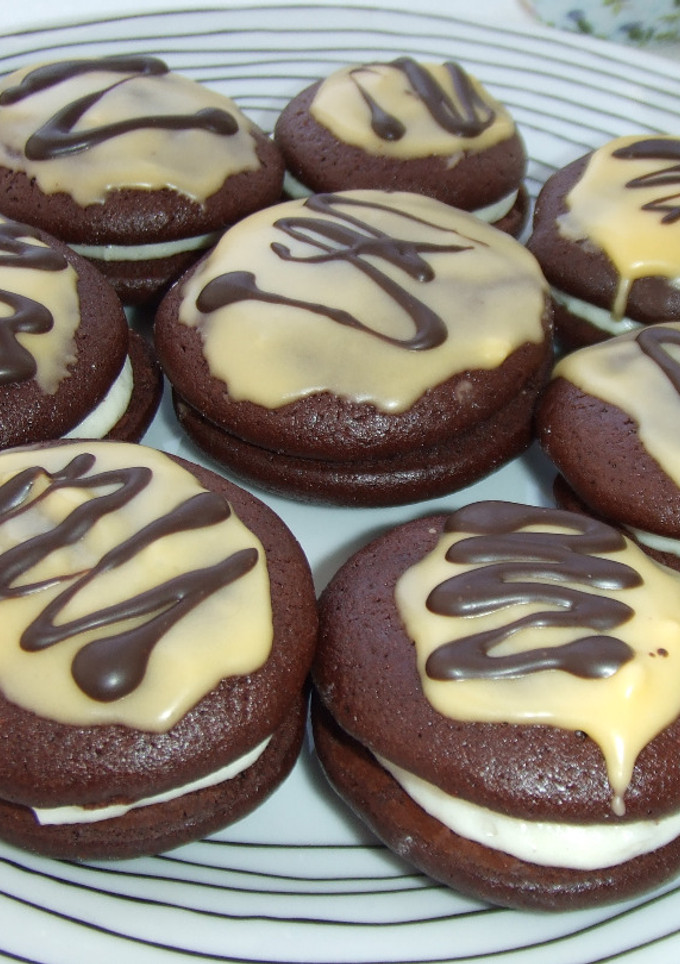 Una foto de Galletas mágicas de chocolate con relleno de vainilla y glaseado de naranjas