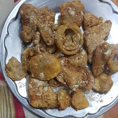 A picture of Aloo pyaaz ke pakode.