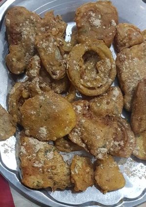 A picture of Aloo pyaaz ke pakode.