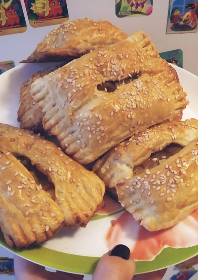 Слойки из готового теста с яблоками и бананами