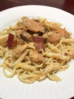 Una foto de Pasta con tocino y pimiento