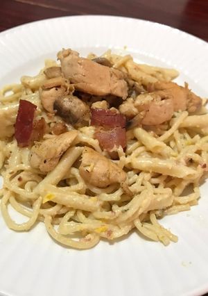 Una foto de Pasta con tocino y pimiento