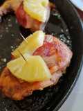 Pollo deshuesado al horno con panceta y ananá
