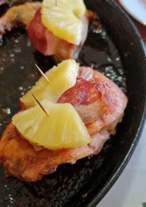 Una foto de Pollo deshuesado al horno con panceta y ananá