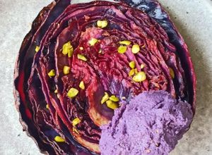 Une photo de Steak de chou rouge au four marinade citron, cumin