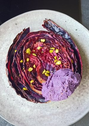 Une photo de Steak de chou rouge au four marinade citron, cumin