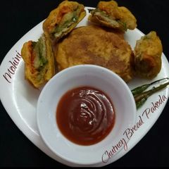 A picture of Chutney masala bread pakoda.