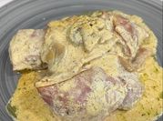 Una foto de solomillo de cerdo en salsa nata
